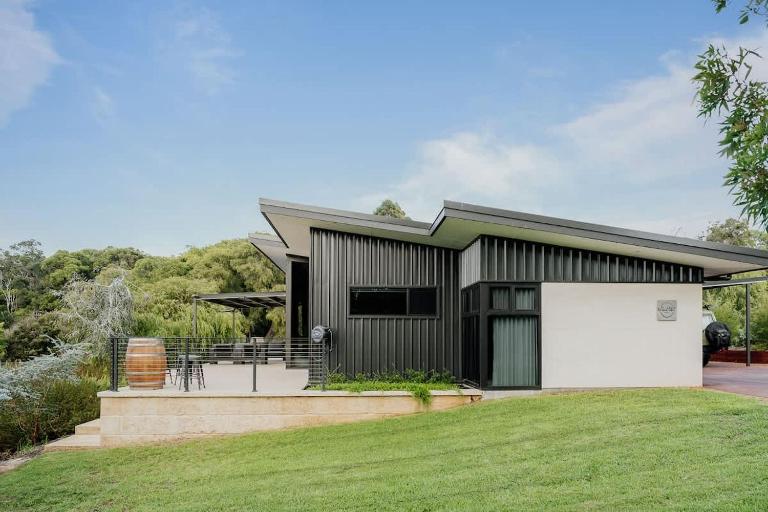 Wildwood - Luxe Vineyard Retreat with Tranquil Views - B&B Yallingup Siding