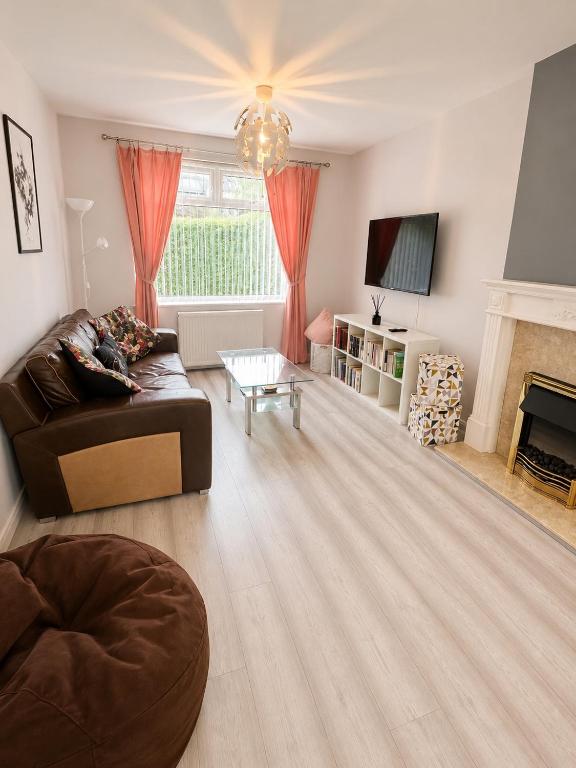 Comfortable 2-Bed House Garden Free Parking Leeds - Chambres d'hôtes Horsforth