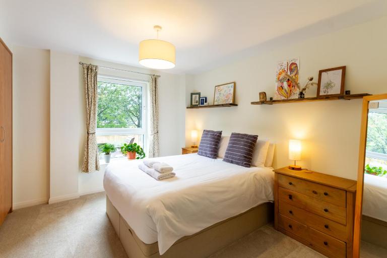 Leafy Leith 2BDR Retreat with a Private Balcony - B&B Edimburgo