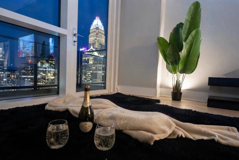 Uptown Charlotte KingSuite Penthouse - B&B Charlotte