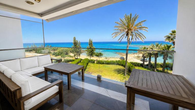 Trident Luxury Beach Apt by TrulyCyprus - B&B Protaras
