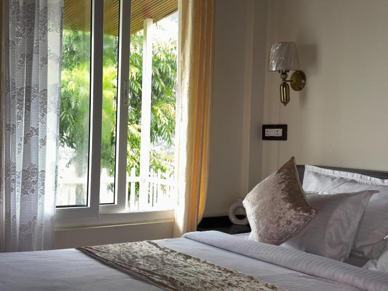 The Hillshade villa - B&B Borpāni