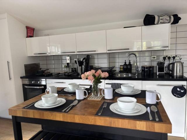 Stylish 2-Bed Apartment Steps from Guildford High Street - B&B Guildford