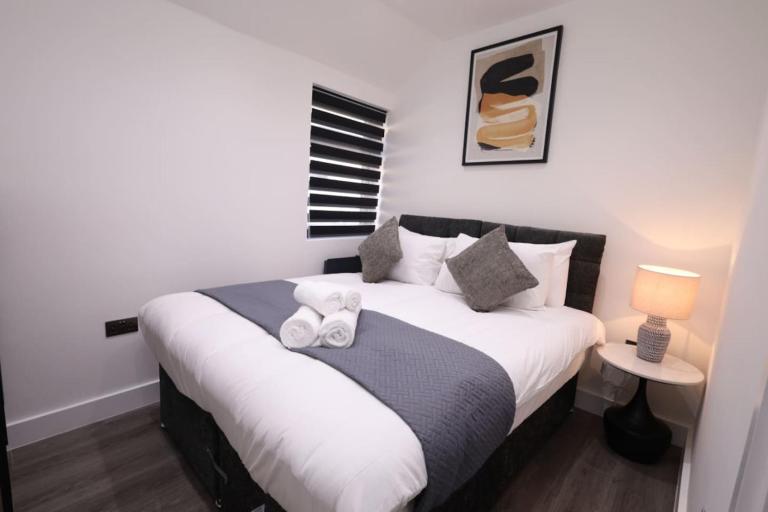 Modern 4-Bed Watford Flat - 20-min to London - B&B Watford