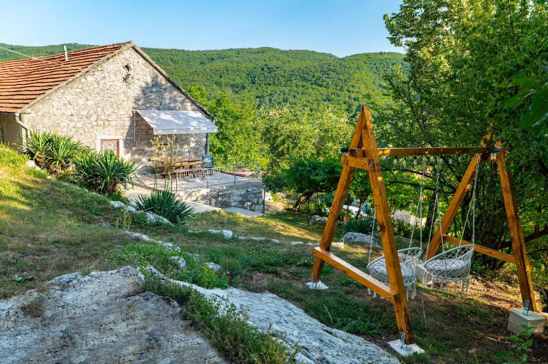 Arija Stone House - Rural Studio Apartment - Chambres d'hôtes Nikšić