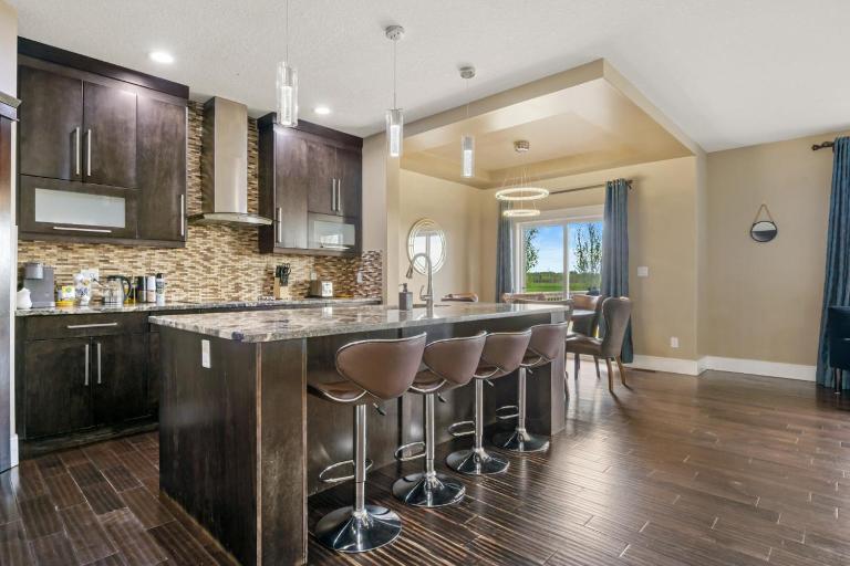 Large Detached Near Anthony Henday in Albany with 2 Living Rooms, Netflix, Office Space, AC, Perfect for Families, Sleeps 13 - Chambres d'hôtes Edmonton