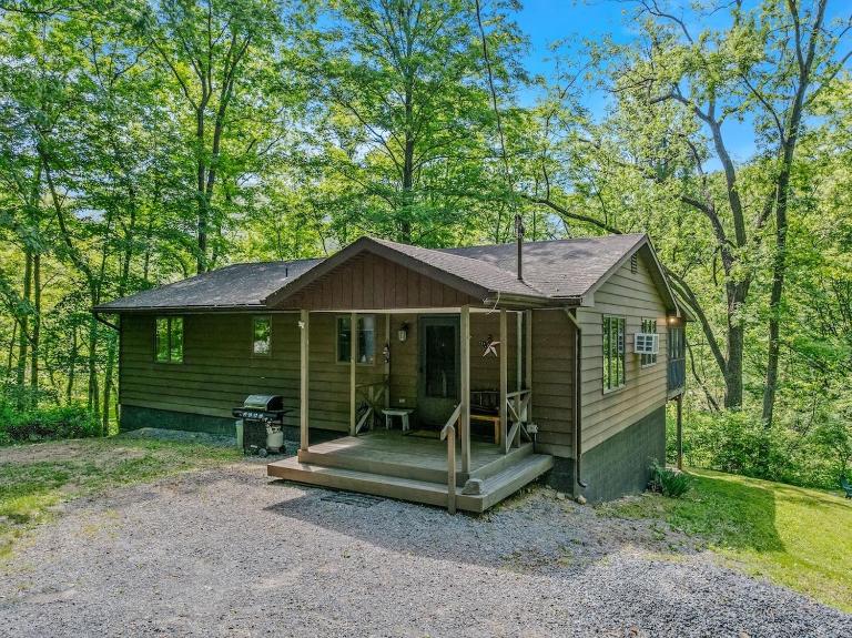 Chesnutt Cabin - Riverfront, Fire Pit, Game Room, Wifi, Screen Porch, View, King Bed - B&B Morton Grove