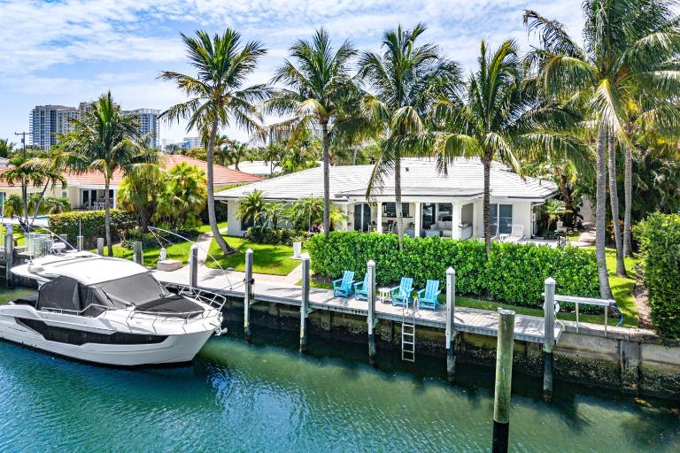 Seven Palms Waterfront- Private Dock, Heated Pool & Lanai -Walk to beach! by Maven Vacation Rentals - B&B West Palm Beach