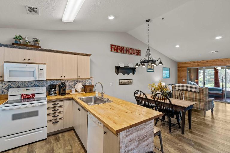 The Farmhouse at Fall Creek - Bed and Breakfast Branson