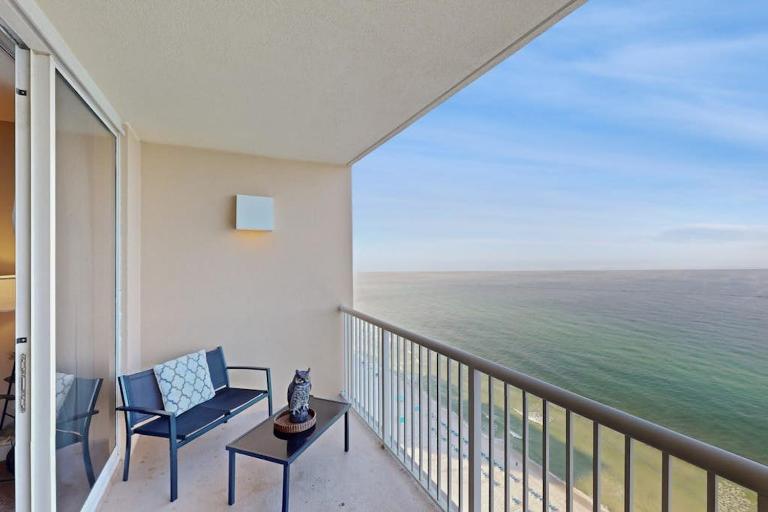Oceanfront Condo with Views Beach Access Pool & Hot Tub at Majestic Beach Resort - B&B Panama City Beach
