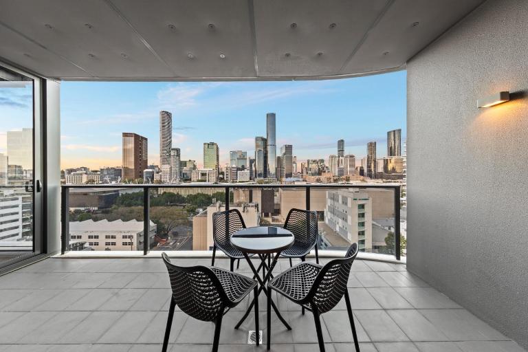 Soft City Glow Serene Lucid 2BR Stay - Bed and Breakfast Brisbane