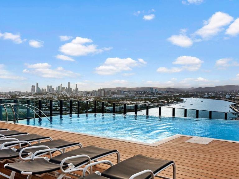 Cozy Hamilton Apt with Brisbane's Best Rooftop Pool - Bed and Breakfast Brisbane