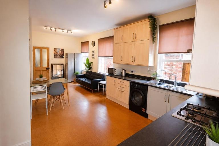 Bostock Villa, Northampton Centre, Large-rooms, Recently refurbished, Netflix, Communal spaces - B&B Kingsthorpe