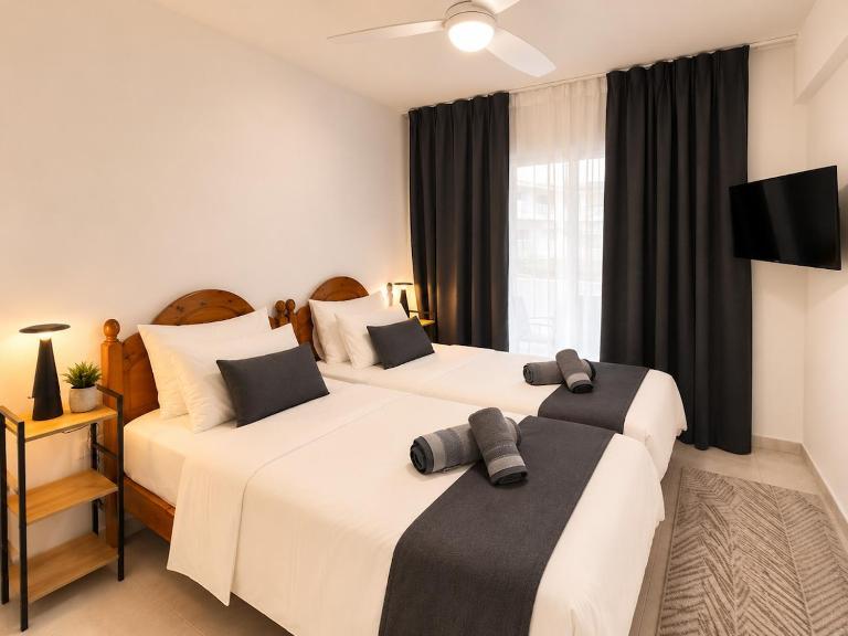 Kyblue Management -1BR Apt, 6 Mins to Coral Bay - B&B Peyia