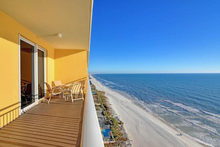 Waterfront condo with a balcony overlooking the Gulf pool & a gym - B&B Panama City Beach