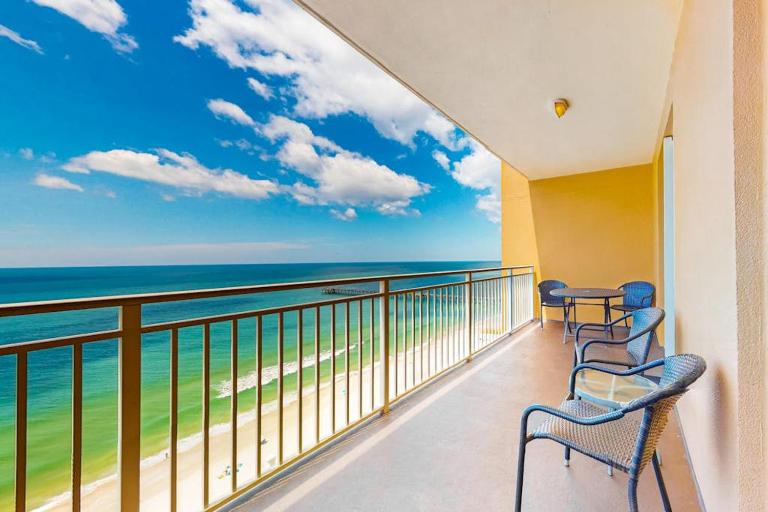 Waterfront condo with grills pool & fitness center - walk to the beach - B&B Panama City Beach