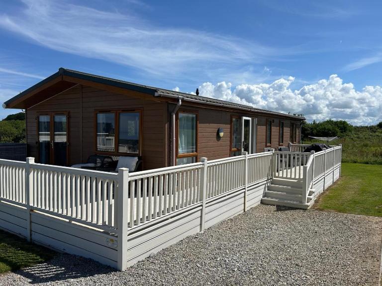 Lodge with decking at Trevella Holiday Park, Newquay, ref 98011F - B&B Crantock