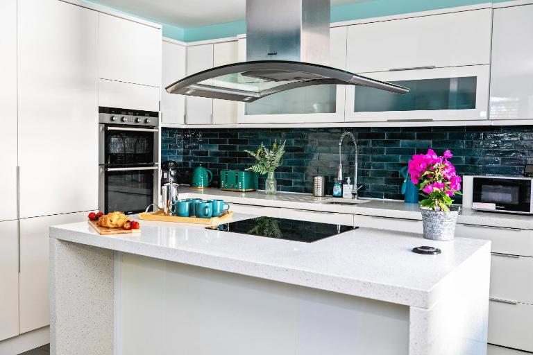 Stylish Railway Cottage - Beach 1.9m - Sleeps 10 - B&B Parkstone