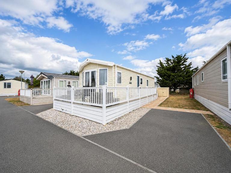 Lovely 6 Berth Caravan With Decking At Suffolk Sands Holiday Park Ref 45005Hc - B&B Felixstowe
