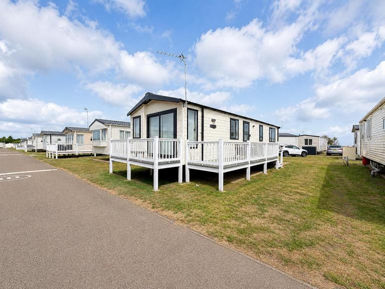 Stunning 6 Berth Caravan, Close To The Beach In Suffolk Ref 68067Cr - Bed and Breakfast Lowestoft