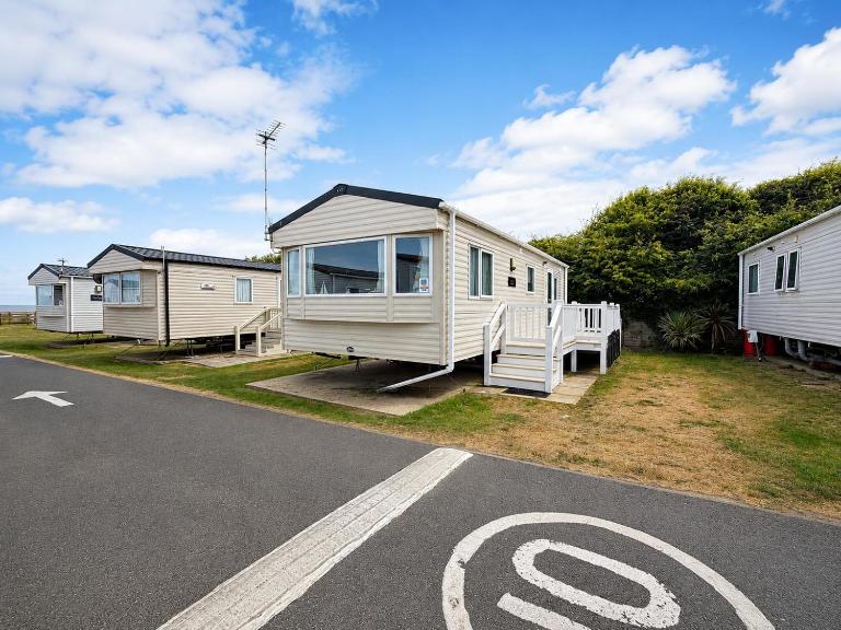 Dog Friendly 6 Berth Caravan With Decking Close To Pakefield Beach Ref 68106Cr - B&B Lowestoft