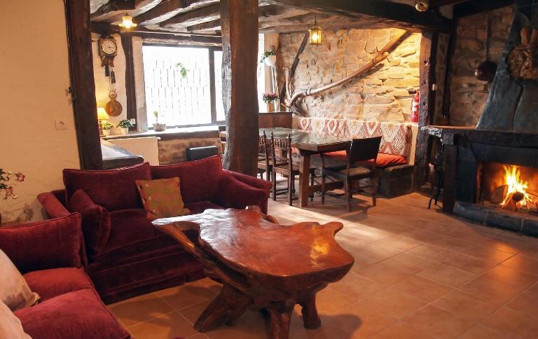 Charming House in Villasur de Herreros with Lake View - Chambres d'hôtes Villasur de Herreros