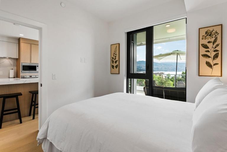 AQUA III Lakefront Luxury on Okanagan Lake Kelowna - B&B Kelowna