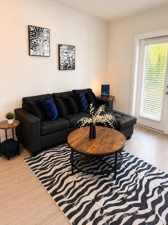 Luxe Apt Pool Free Parking 8 Min to Med Ctr - Bed and Breakfast Houston