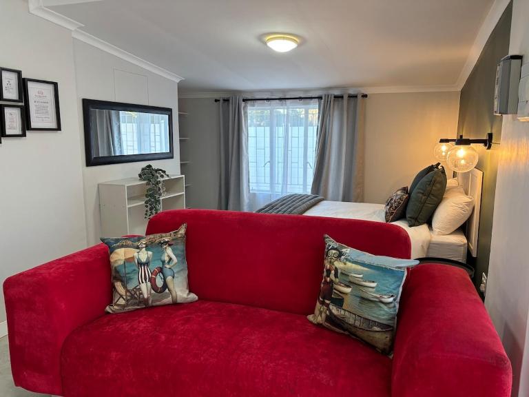 The Red Couch Accommodation - Bed and Breakfast Tsumeb
