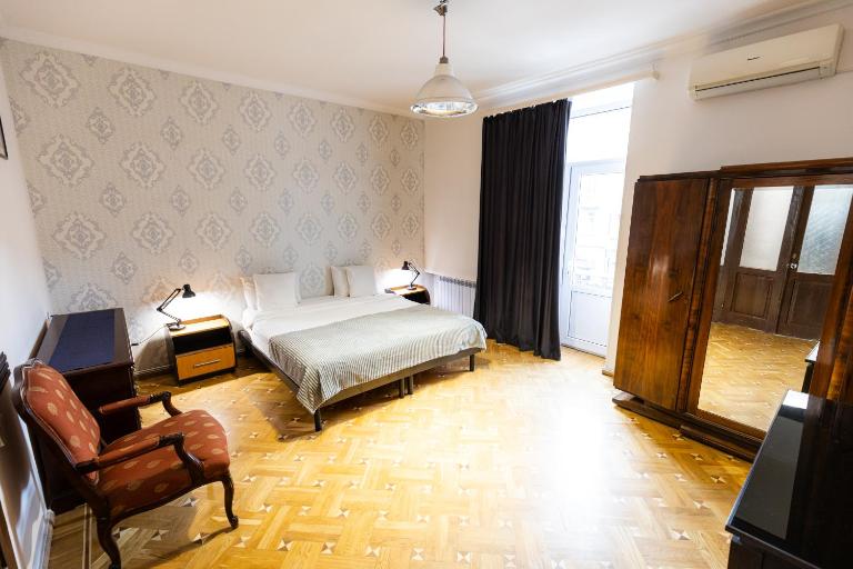 3-Bedroom Antique Apartment - City Center - B&B Yerevan
