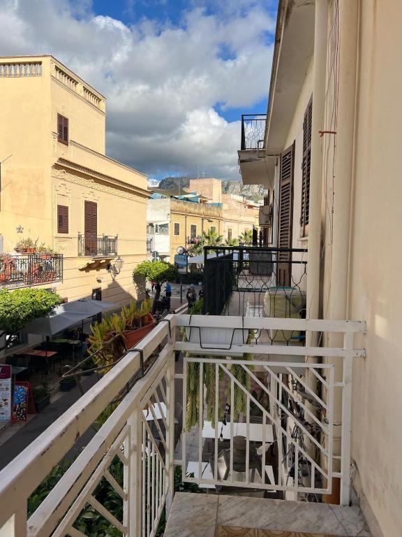 Piazza Duomo Apartments - Chambres d'hôtes Terrasini