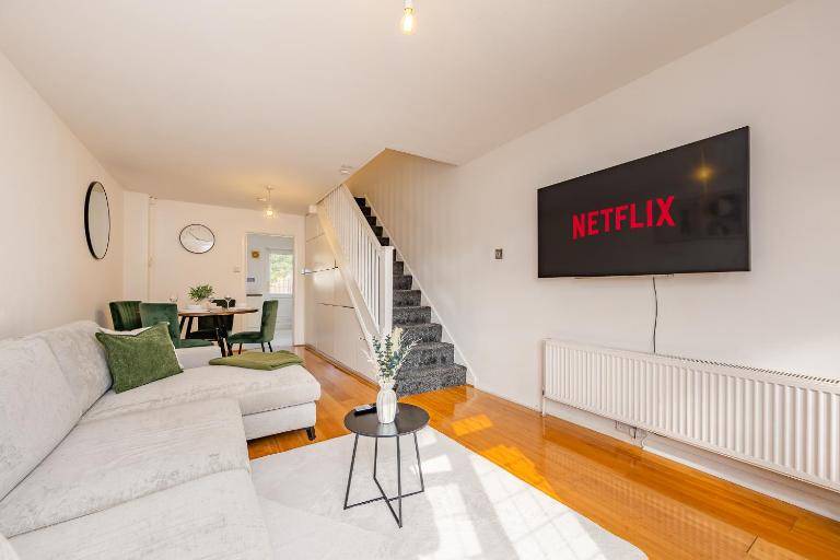 Stylish 2BR Home Sleeps 4 Free Parking - B&B Tilbury