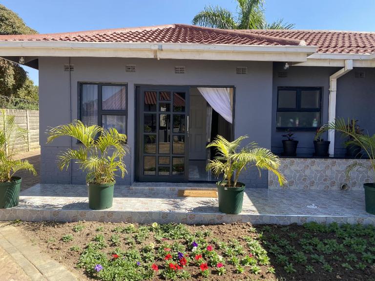 Modern 2 bed apartment with 2 baths - 2391 - B&B Harare