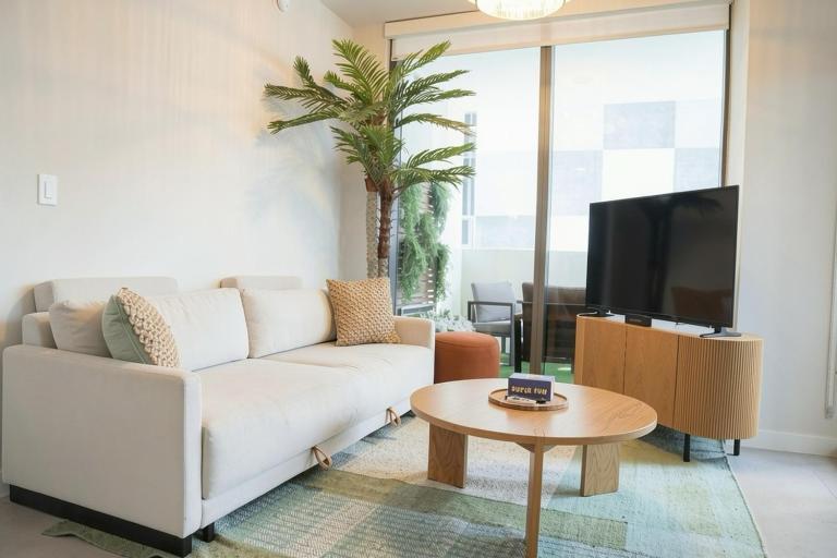 2BR 2BA Palm Oasis at The Crosby - Bed and Breakfast Miami
