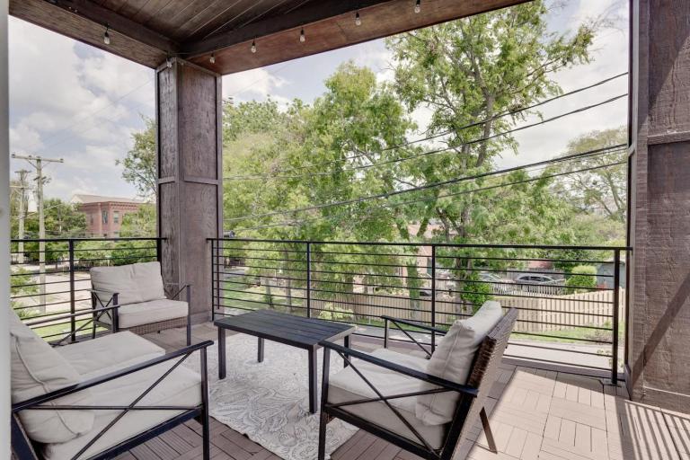 Prime West End 2BR W, SAUNA and Balcony Near Vandy! - Ferienwohnung Nashville
