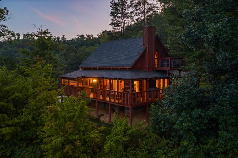 Modern Cabin Sweeping Views, Hot Tub - Chambres d'hôtes Sevierville