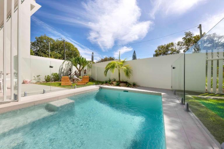 Coastal cool luxury Sunshine duplex heated pool - B&B Sunshine Beach
