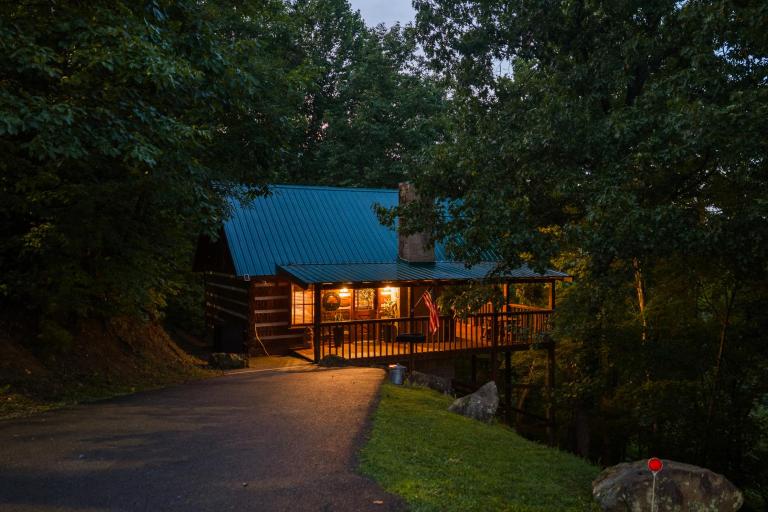 Romantic Smoky MtnCabin w Jetted Tub, Hot Tub - Chambres d'hôtes Sevierville