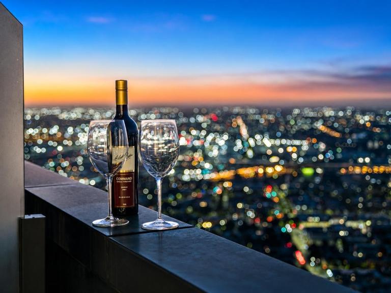 Stunning CBD Apartment with Amazing Views and Parking - Bed and Breakfast Melbourne