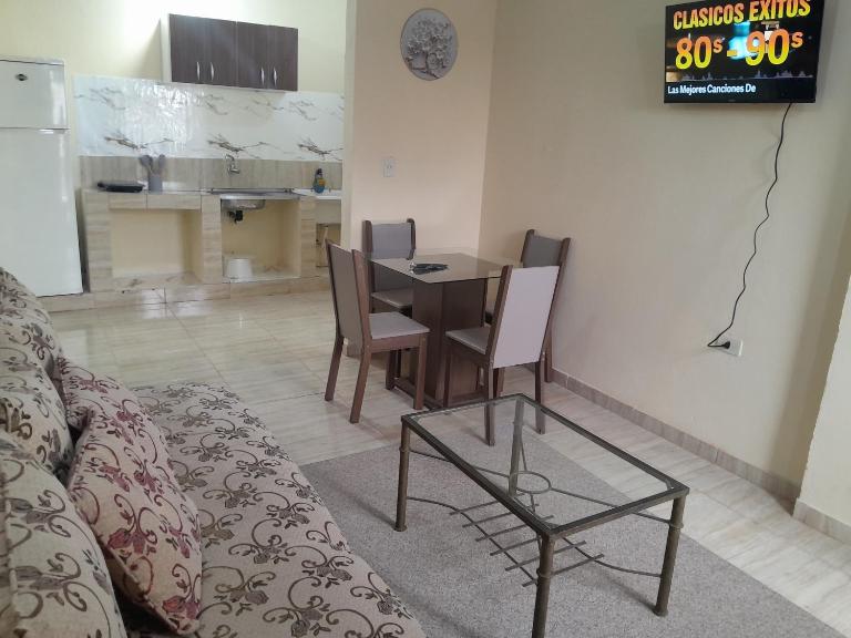 Alojamiento K & D a pasos del Aeropuerto Silvio Petirossi - B&B Luque