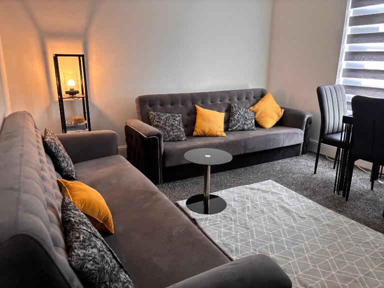 1 Bedroom Flat - Manchester Airport Apartment - 7 mins to MAN - Staycations & Business stays! - B&B Manchester