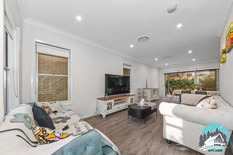 Spacious 4BR Yard Retreat - B&B Colo Vale