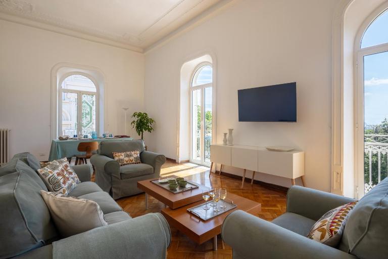 Near the Cinque Terre, Elegant Apartment situated within the LTZ of the historic centre overlooks the gardens and the seafront and it comes with a rare Private Garage 600 mt away, Elevator, 5min to Ferries and 15min to Trains by walk - B&B La Spezia