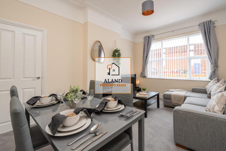 Large cosy house - free on street parking - B&B Liverpool