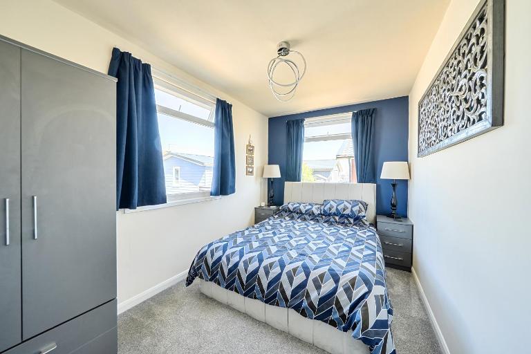 3 Bedrooms Sleeps 6 Spacious Chalet Log Burner - B&B Bridlington