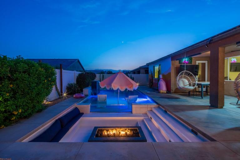 The Monroe H Pool, Sunken Firepit, Gym,Karaoke,EV - Bed and Breakfast Indio