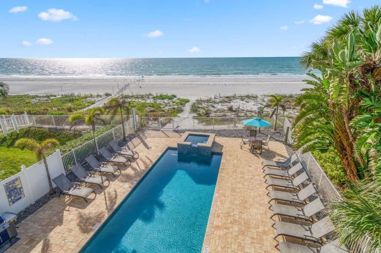 Four Shores Unit 3 Gulf Condo Direct Gulf with Pool and Spa - B&B Clearwater Beach