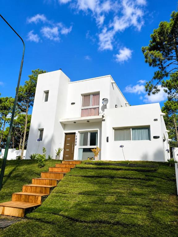 CASA LINDA - a 100mts Camino de los Pioneros - 6pers - B&B Pinamar