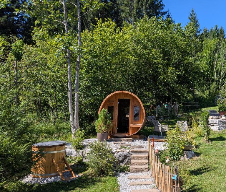 Ferienhaus Lechner am Waldrand mit Holzfasssauna & Außendusche, Bergblick und Naturgarten" - B&B Abtenau