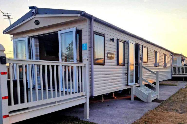 A stunning high spec 6 berth caravan by the sea - B&B Rhyl